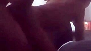 Hubená krásná holka s velkým zadkem se nechá vyjet na domácí sedačce od Igora Monstra Carioca