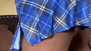 Neslušná ebony panička dominuje špinavej šlupke!