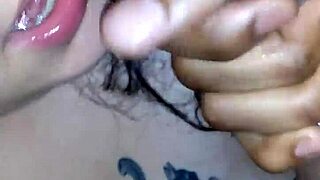 Kittyxxx93 pogoltne spermo od očetovega velikega črnega kura