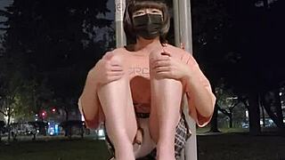 婷萱 etekte dışarıda dildo ile mastürbasyon yapıyor