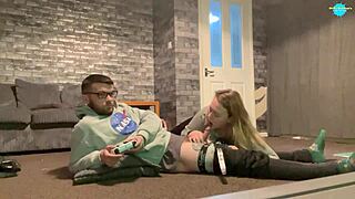 Pelaan pelejä samalla kun kukkoani imetään, eikö tämä ole jokaisen pojan unelma? Mikään ei voita tätä kotitekoista jännitystä kuuman eurooppalaisen tyttöystäväni kanssa