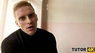 Luxusná anglická učiteľka v pančuchách dominuje tínedžerke 18+ klientke masturbáciou a fúkaním v HD.