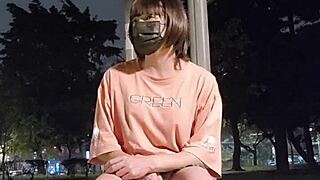 婷萱 Masturbates Outdoors in Skirt with Dildo