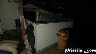 Kjaeresta mi foreslår utendørsøyeblikk i lysthuset