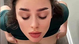 Het modell ger slarvig avsugning med ansiktskräm.