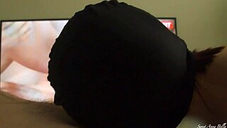 สาวใหญ่หน้าตียงอมควยใกล้ๆ ขณะดูหนังโป๊ จบด้วยแตกเสีย