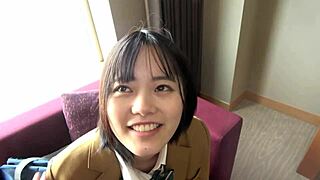 可愛いアジアのカップルが自宅でベンドオーバーライドと舐め合いを楽しむ