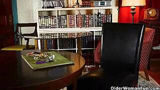 Liikemiesten MILF haluaa seksuaalista helpotusta sukkahousuissa ja sukissa työajan jälkeen