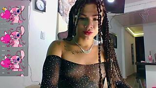 Trans latina Angelique Monroe dança sedutora em lingerie, chegando ao orgasmo na webcam