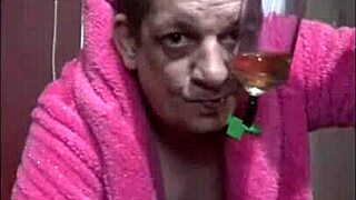 Показва цици и си пръска путката