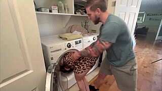 วัยรุ่น ฉันเย็ดแม่เลี้ยงขณะที่เธอติดในเครื่องซักผ้าและให้ครีมพาย ขอบคุณสตีฟ ริกซ์!