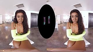 Spiller Vrallure Amari med sin barberede fisse?