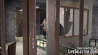 Γάμησα τους συγκρατούμενούς μου στη φυλακή τρίο με αναλ και μουντζούρες