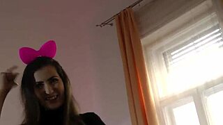 Hei, nonton nih remaja Brit 18+ nyedot kontol tua pakai stoking!