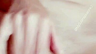 ya casi me cabe la mano completa en mi coño