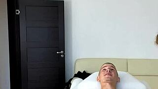 Sesi Depilasi Pria dengan Sugarnadya Pakai Sarung Tangan Lateks