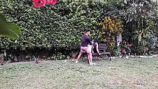 Fucking this hot mature in the garden 😏