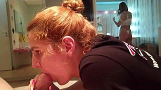 SORTUDO GANHANDO BOQUETE DE DUAS LOIRAS