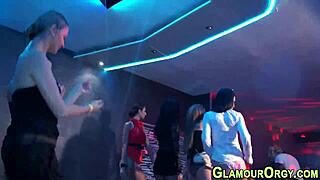 沐浴派对烤肉串变成狂野跨种族群交，在公共淋浴间