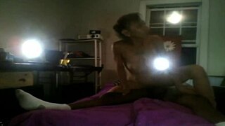 Kermainen suklaapillu täytetään kun latinalaismummo ratsastaa kovaa