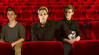 Pernah cuba 3some liar di dewan wayang dengan dua top?