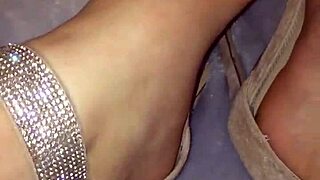 moisturizing feet with lotion