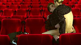 Pernah cuba 3some liar di dewan wayang dengan dua top?