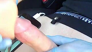 Horký chlap tvrdě stříká s kapesní kundičkou! 💦