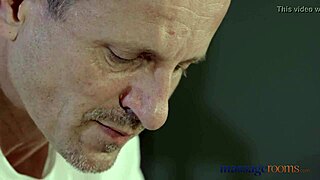 야, 아름다운 창백한 피부 베이비 마사지 룸에서 처음 분수 뿜어