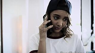 สาวน้อยน่ารัก 18+ ขี่พ่อเลี้ยงในช่วงส่วนตัว