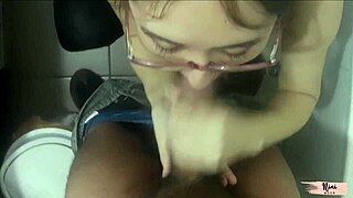 la chupo a escondidas en reunión familiar