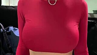 Jag blir så upphetsad av att se denna skalliga sexiga tjej onanera på parkeringen, hennes känslor på topp