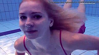 elena proklova csábít: látni akarod, mennyire szexi vagyok egyedül a medencében?