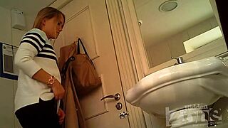 Skrytá kamera zachytí sladkou piču a růžový prdel!