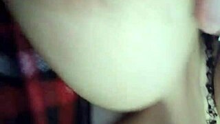 Büyük memeli Fars tanrıçası muhteşem doğal memelerini sergiliyor.