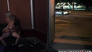 Učitelka trestá dva studenty v přísné lekci zahrnující nohy