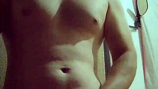 Sina malvako me masturbo desnudo al salir de la ducha 😏