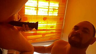 Začel sem vikend zabavo z novim dildom, potem sem dobil močno jebanje ritke v poziciji cowgirl