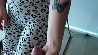 gym babe cums in her yoga pants and rubs it on her pussy