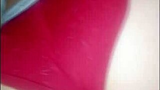 Velkozadá Latina v placené masáži pro zralý klenty