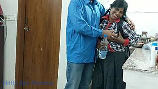 فتاة كلية هندية تجرب الشرج لأول مرة مع ولد بصوت هندي واضح