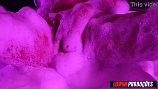 Putinha se exibindo na banheira e levando porra na boca