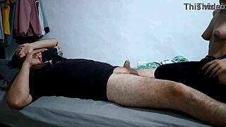 Vecino Entrena Mi Pussy Con Su Gran Polla Y Me Da Creampie. Anal Riding Y Assfucking Amateur.