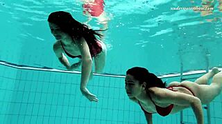 젊은 누디스트가 물속에서 수영해