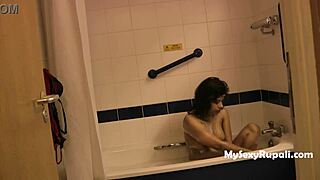 Sexy indická teta se sprchuje ve vaně