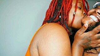 Ebony lezbiyen yaramaz sevgilimle doktor ve palyaço olarak hastanede eğleniyoruz!