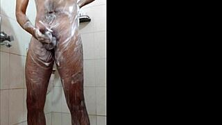kille onanerar i duschen och skjuter sin last