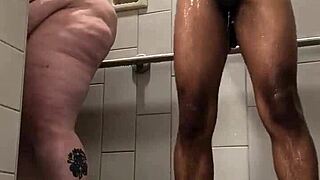 لعنة! تريلونجز إكس إكس إكس ينيك الشقراء السمينة في دش محطة شاحنات عامة!