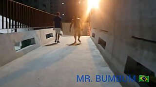 Novinho telan MrBumbumBrasil di jalan lengkap on red 😈