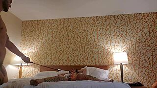 คุณชอบสาวผมบลอนด์โสเภณีใส่ถุงน่องตาข่ายไหม?